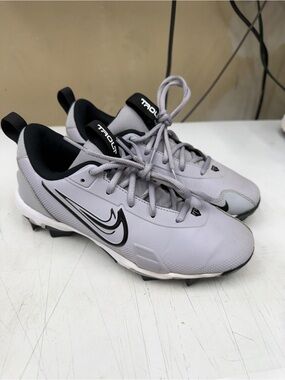 Nike Kids Gray and Black Mike Trout Baseball cleats 5Y